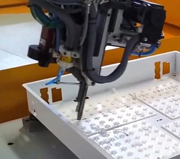 Роботизированная ячейка по производству LED светильников
